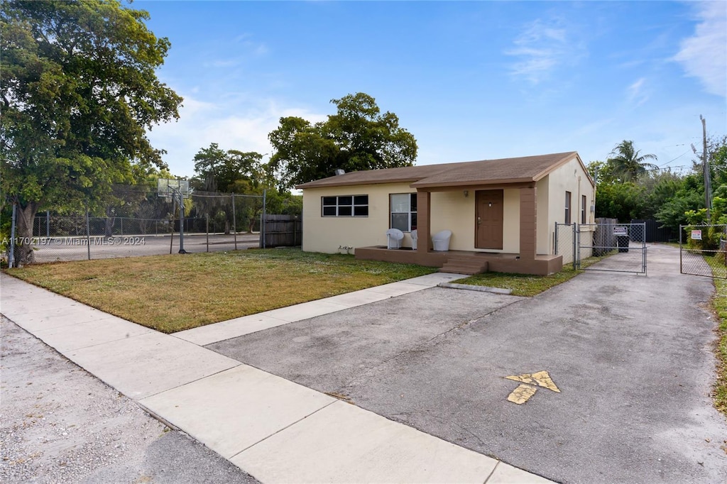 view of front of house featuring a front yard