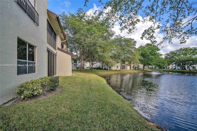 view of yard featuring a water view