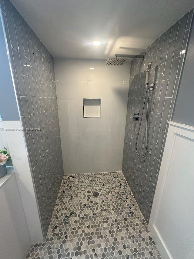 bathroom featuring a tile shower