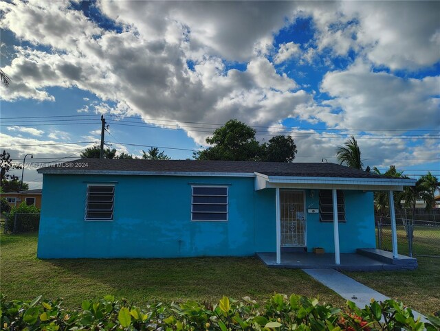 view of front of home featuring a front lawn