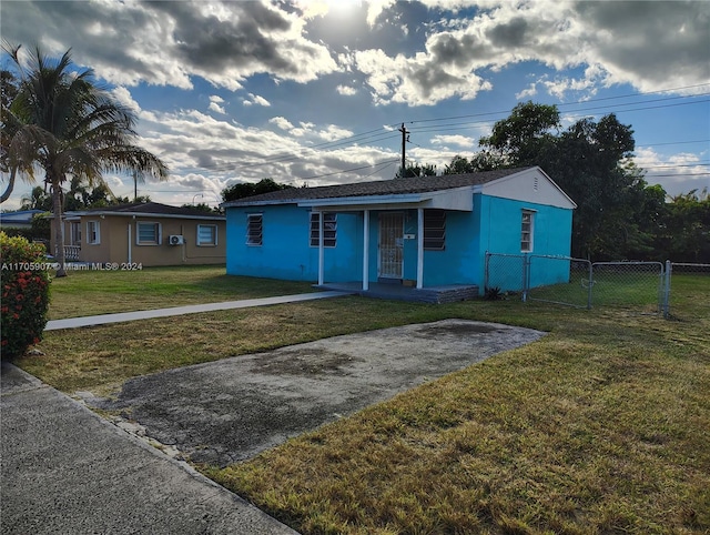 view of front of house featuring a front yard