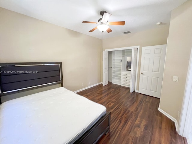 bedroom with ceiling fan, dark wood-type flooring, and a closet