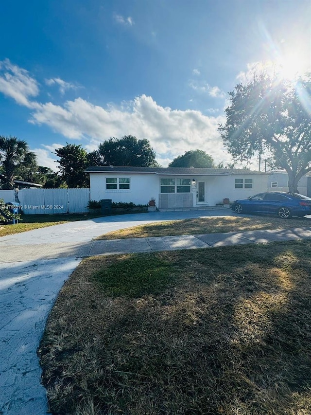 view of front of property featuring a front lawn