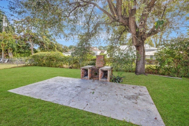 view of yard featuring a patio area