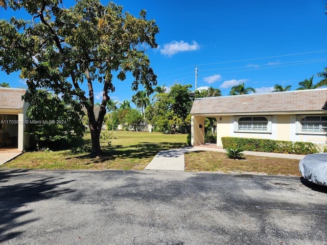 view of front of home featuring a front yard