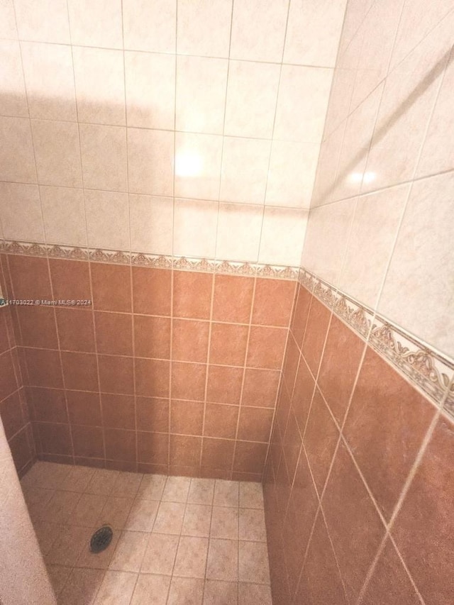 bathroom featuring tiled shower