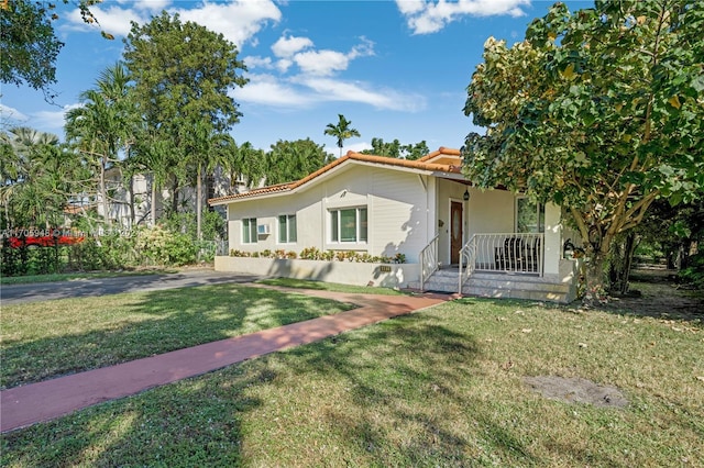 view of front of house featuring a porch and a front yard