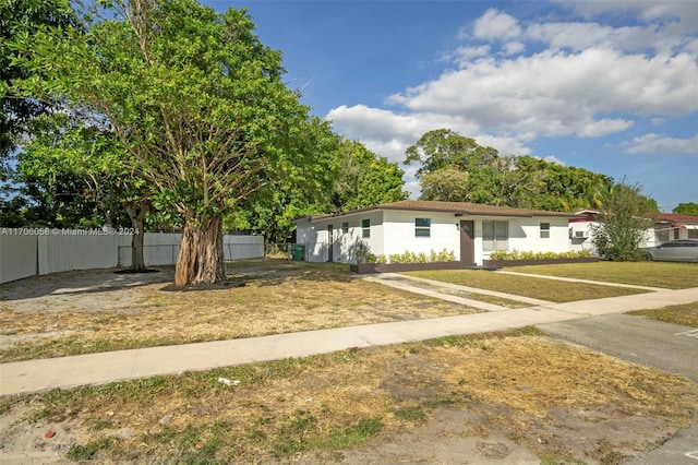 view of front of property featuring a front lawn