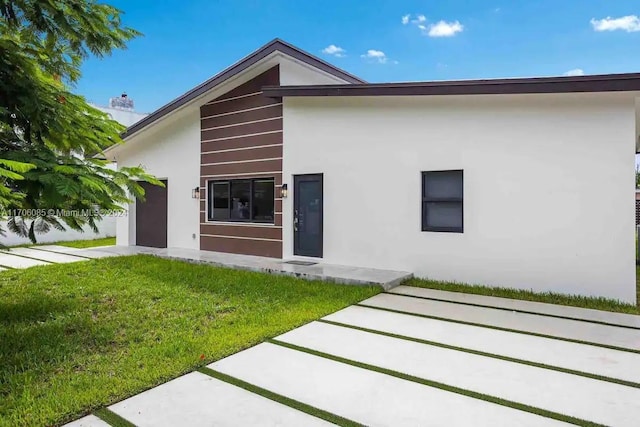 back of house featuring a yard