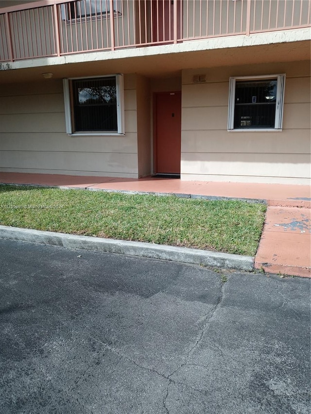 property entrance featuring a balcony