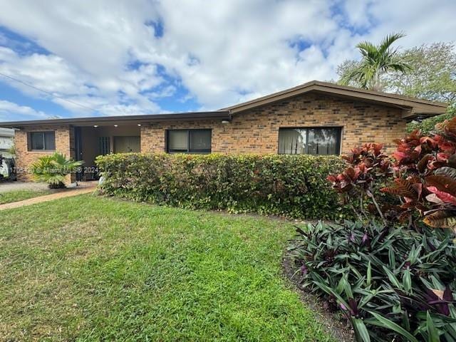 single story home with a front yard