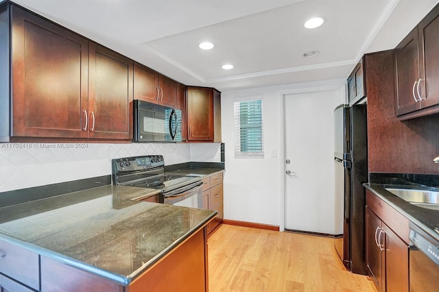 kitchen featuring kitchen peninsula, light wood-type flooring, crown molding, sink, and black appliances