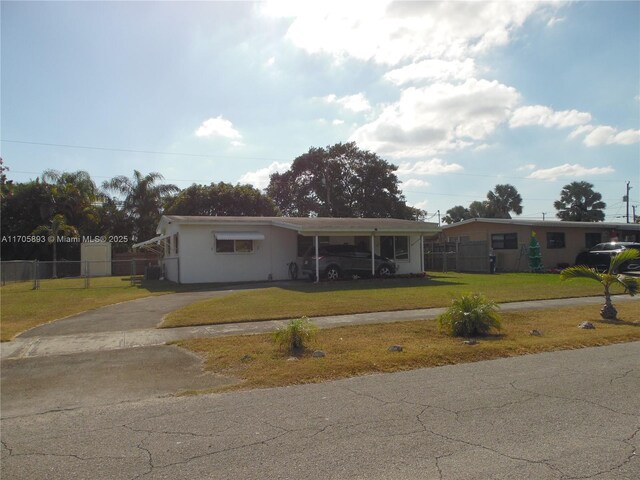 view of front of property featuring a carport and a front lawn