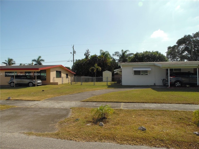 view of front of home featuring a carport and a front lawn