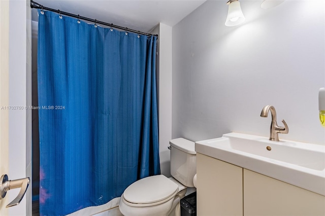 bathroom with a shower with curtain, vanity, and toilet