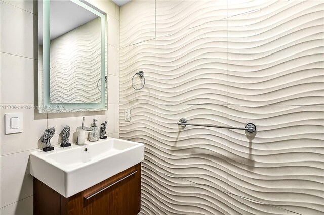 bathroom featuring tile patterned floors, tiled shower, toilet, and tile walls