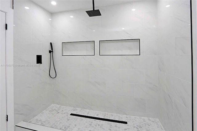 bathroom featuring tiled shower