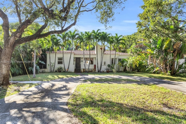 mediterranean / spanish-style house with a front yard