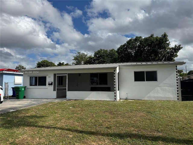 single story home with a front yard