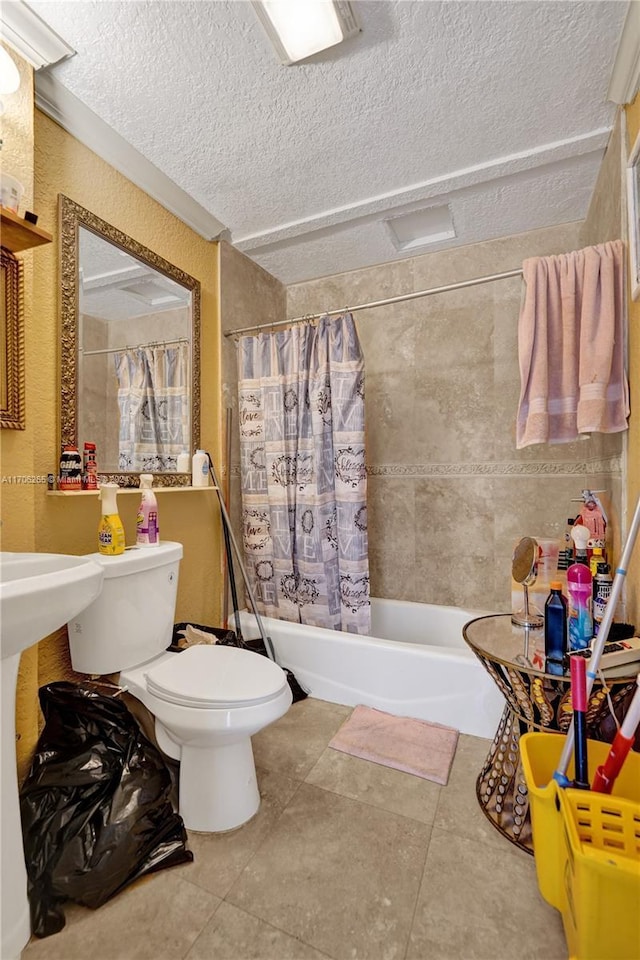 bathroom with shower / tub combo, a textured ceiling, toilet, and tile patterned floors