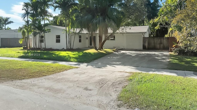 view of front of home featuring a front yard