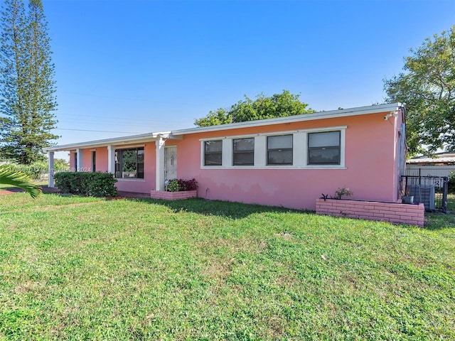 ranch-style house featuring a front lawn