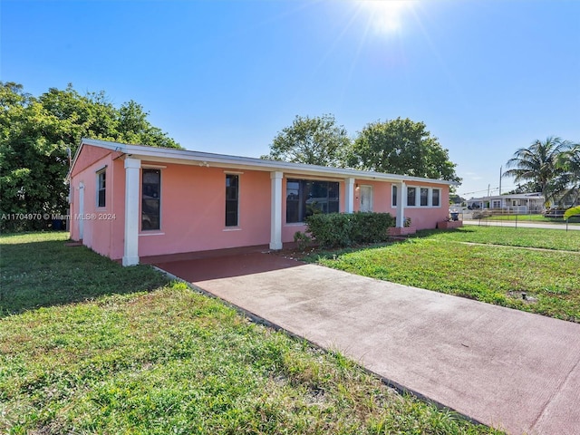 single story home with a front yard