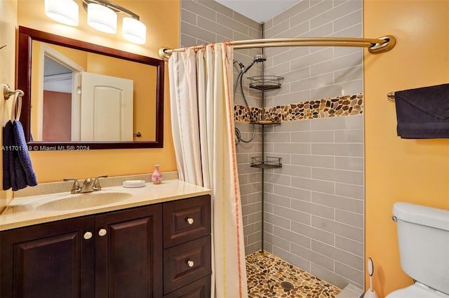 bathroom with a shower with curtain, vanity, and toilet