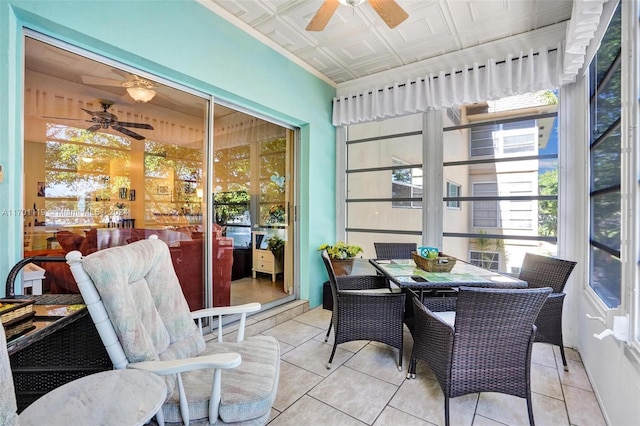 sunroom with ceiling fan