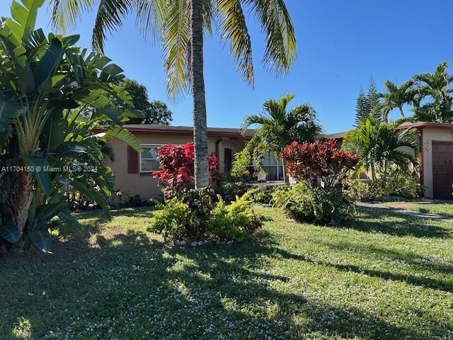 view of front of home featuring a front yard