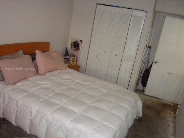 carpeted bedroom featuring a closet