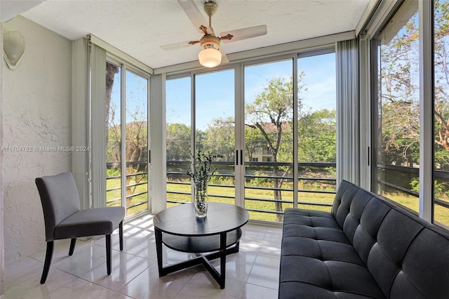 sunroom with ceiling fan