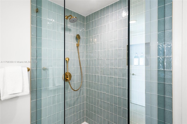 bathroom featuring a tile shower