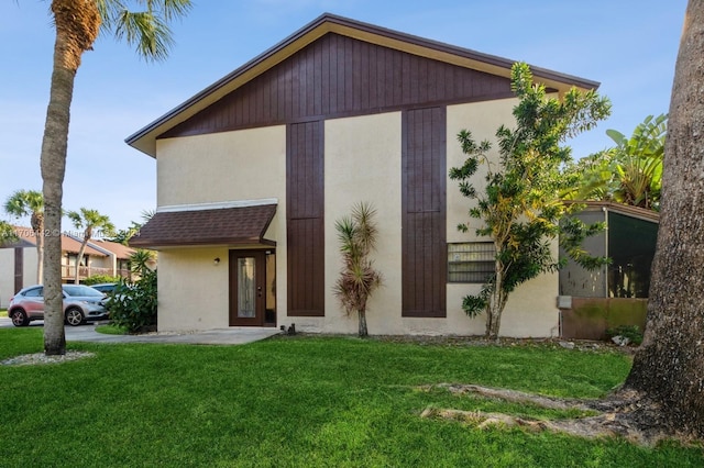 view of front facade with a front lawn