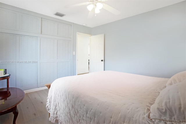 bedroom featuring ceiling fan, light wood-type flooring, and a closet