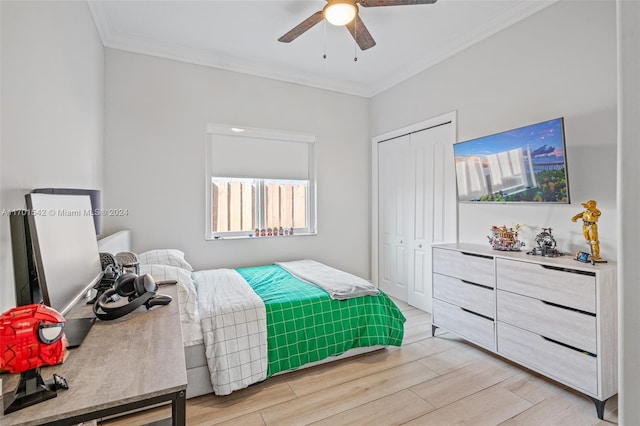 bedroom featuring ceiling fan, a closet, ornamental molding, and light hardwood / wood-style flooring