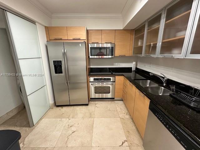 31 SE 5th St Unit 1908, Miami, FL 33131 - kitchen featuring stainless steel appliances, crown molding, and glass insert cabinets