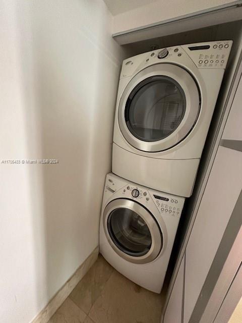 31 SE 5th St Unit 1908, Miami, FL 33131 - laundry room with stacked washer / dryer and baseboards