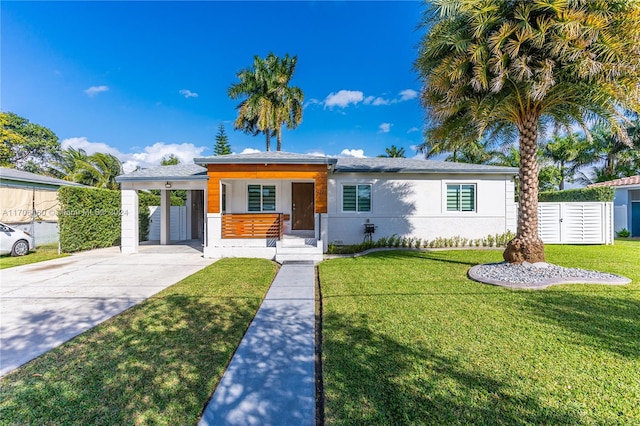 view of front of house featuring a front yard and a carport