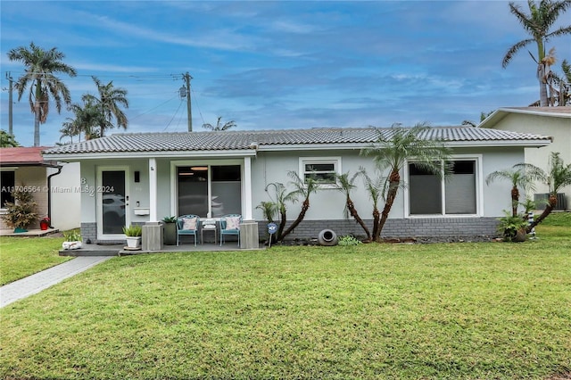 back of house featuring a yard