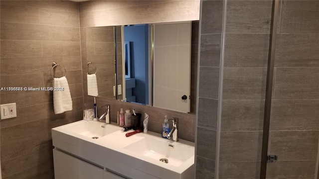 bathroom with tasteful backsplash and vanity