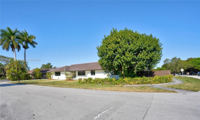 ranch-style home with a front lawn