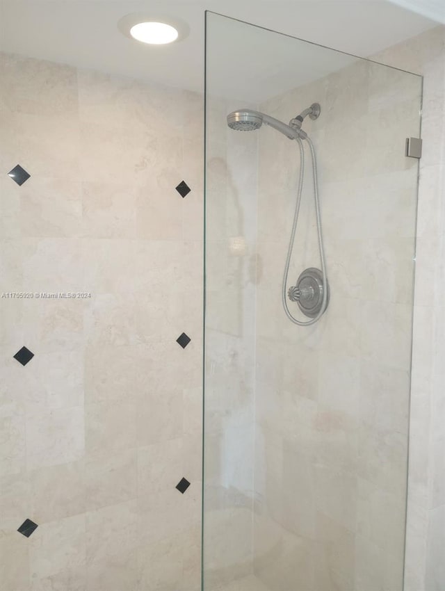 bathroom featuring a tile shower