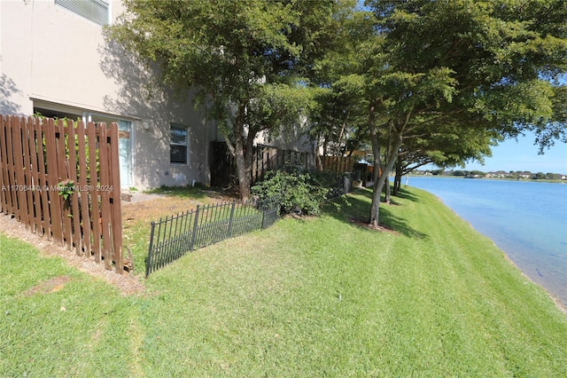 view of yard featuring a water view