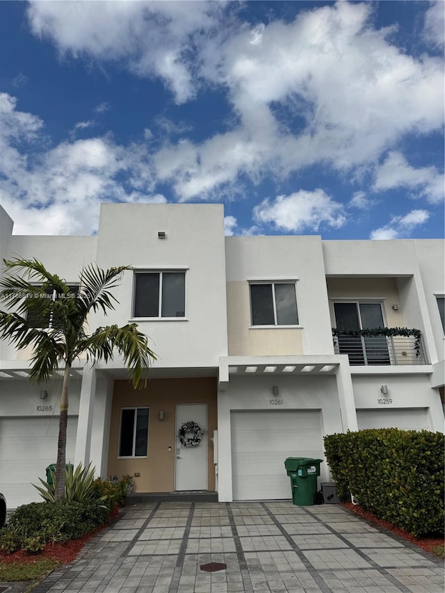 view of front facade with a garage