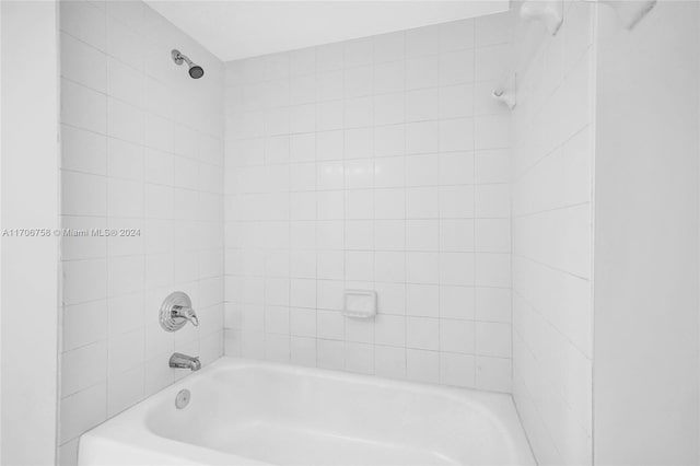 bathroom with tiled shower / bath