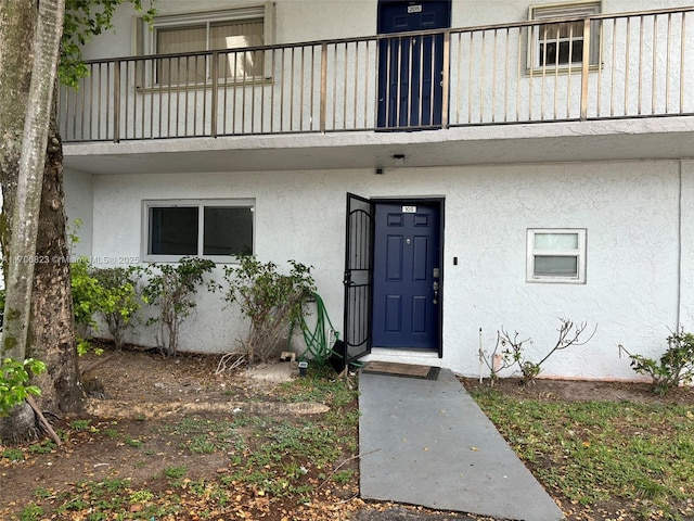 property entrance featuring a balcony