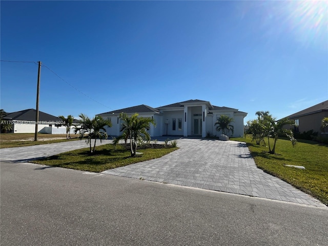 single story home featuring a front lawn