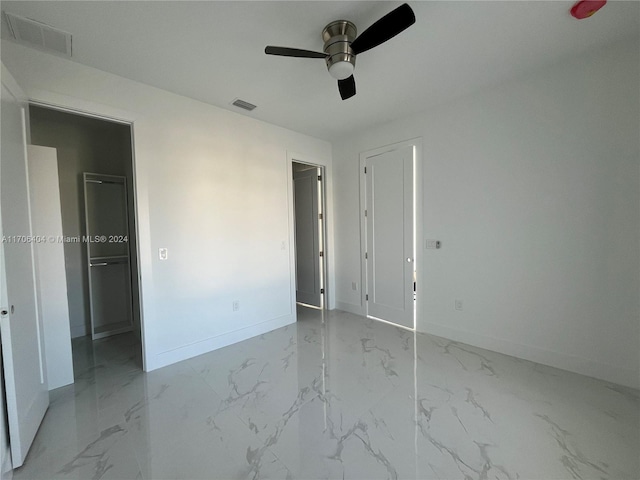 unfurnished bedroom featuring ceiling fan and a closet