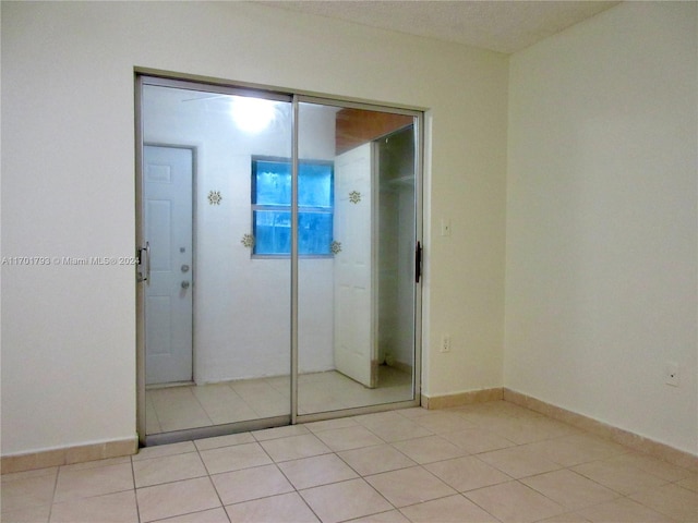 empty room featuring light tile patterned floors